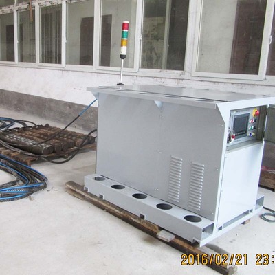 Rock splitting machine